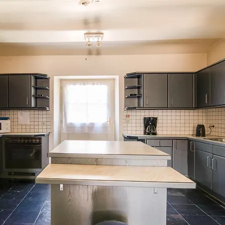 Halloy Chateau Sleeps 35 Wifi Hébergement de vacances