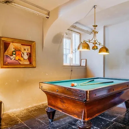 Hébergement de vacances Halloy Chateau Sleeps 35 Wifi Braibant