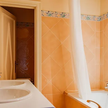 Halloy Chateau Sleeps 35 Wifi Hébergement de vacances Braibant