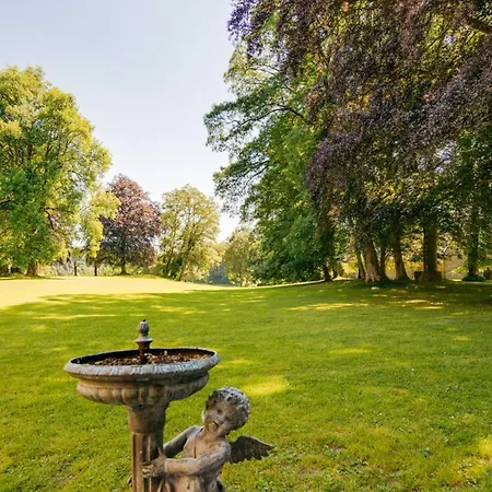 Halloy Chateau Sleeps 35 Wifi Hébergement de vacances