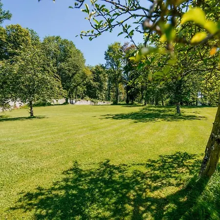 Halloy Chateau Sleeps 35 Wifi Hébergement de vacances Braibant